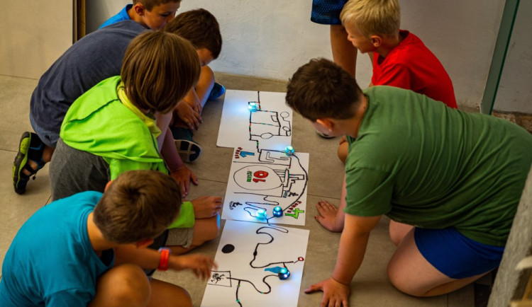 Odborníci na robotiku, vědci i provazochodci. Obliba olomouckých příměstských táborů roste