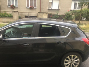 Zloděj vykradl auto v Českobratrské ulici. Vzal notebook, kameru a další věci