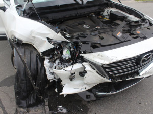 Cizinec nedal přednost řidiči dodávky, který jel po hlavní silnici. Nehodou vznikla škoda za 400 tisíc korun