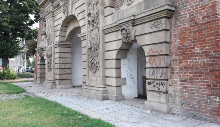 Vandal pomaloval pískovcové kvádry Terezské brány, která je kulturní památkou