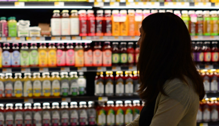 Dvojice se pokusila ukrást alkohol ze supermarketu. Žena schovala whisky do kabelky, muž zase vodku pod tričko