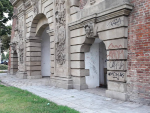 Vandal pomaloval pískovcové kvádry Terezské brány, která je kulturní památkou