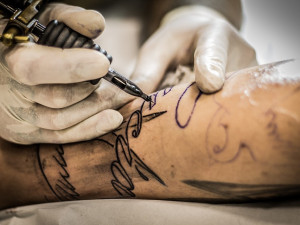 PRŮZKUM: Tetování se v Česku líbí každému druhému. Třetina lidí svého rozhodnutí lituje