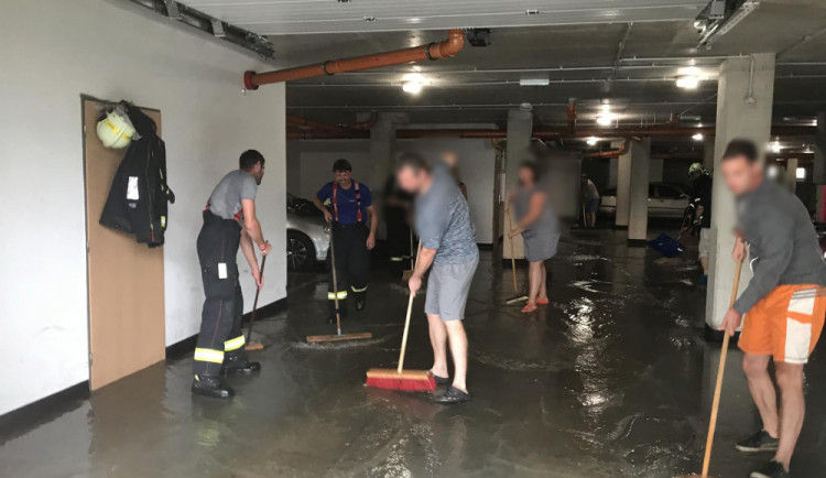 FOTO: Bouřky opět zaměstnaly hasiče. Vyjížděli k popadaným stromům i utrženým drátům vysokého napětí