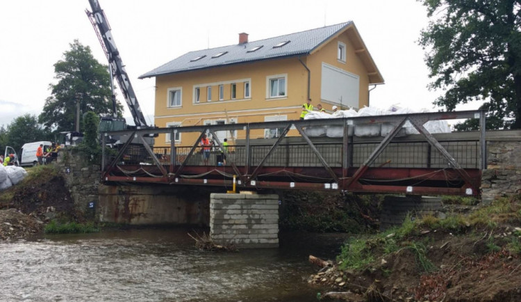 Most určený k demolici posloužil vědcům při extrémní zátěžové zkoušce. Unesl 460 tun