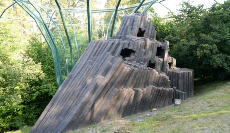 FOTO: Ve voliéře zvané Bábovka v Olomoucké zoo přibyly čedičové varhany