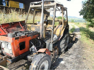 Žhář zapálil traktor a způsobil škodu za sto tisíc