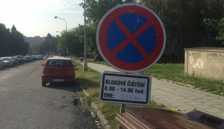 Úklid silnice včera v Olomouci komplikovalo jednadvacet aut, jejichž řidiči nerespektovali značky