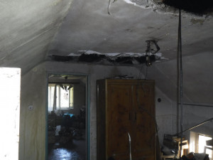 FOTO: Hasiči likvidovali požár rodinného domu a přístavby. Oheň se rozšířil i na sousední louku