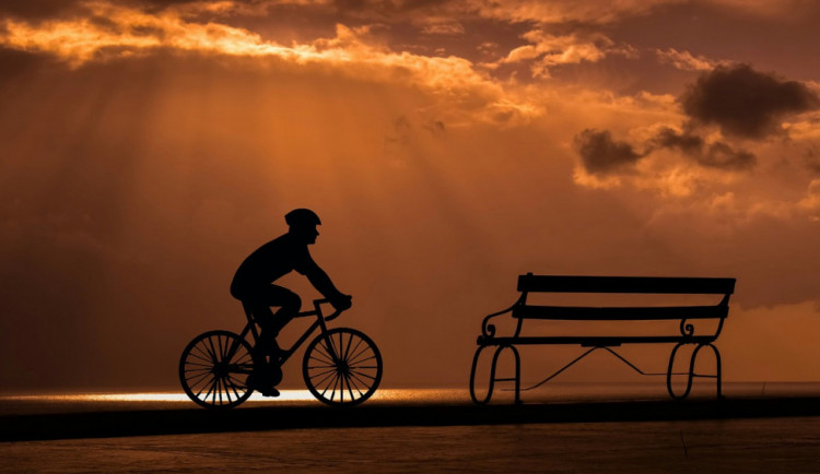 Policisté v noci zastavili neosvětleného cyklistu. Nadýchal dvě promile