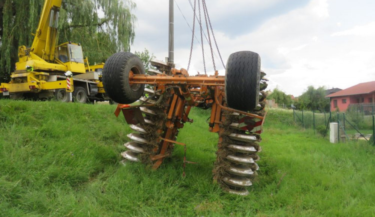 Traktorista vypil deset piv a dvanáct slivovic. Po nehodě nadýchal téměř tři promile