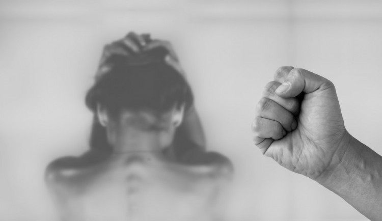 Opilý muž napadl svou bývalou přítelkyni. Když před ním utekla, napadl i její sestru a kolemjdoucího muže