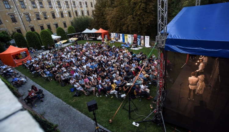 VÍKEND PODLE DRBNY: Olomoucké (nejen) shakespearovské léto vyplní vaše večery a na Litovelském Otvíráku si užijete skvělou hudbu