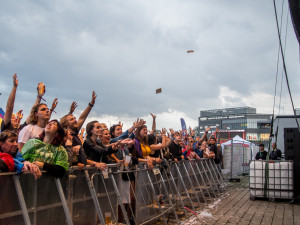 FOTOGALERIE: Létofest letos přilákal davy lidí, neodradily je ani bouřkové mraky a občasný déšť