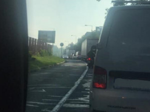 AKTUÁLNĚ: Nehoda uzavřela dálnici u Globusu. Doprava je svedena na Neředín