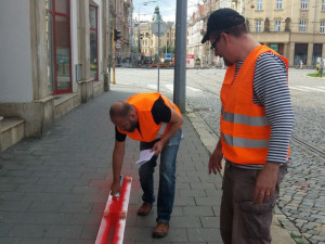 FOTO: Opoziční politici posprejovali chodník. Podle policie jim hrozí až rok za mřížemi