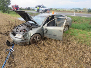 FOTO: Řidička se nevěnovala řízení, stahovala okénko a skončila v poli