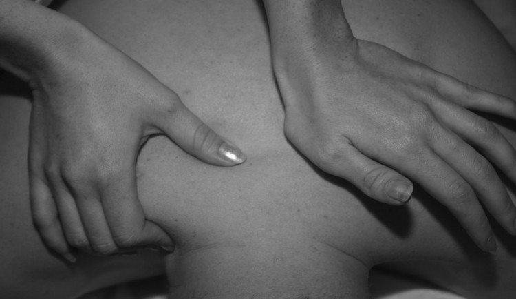 Seniorka byla okradena o zlaté šperky během masáže na lavičce