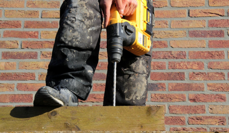 Ze stavební buňky ukradl zloděj vrtačku, hřeby, kabely i elektrorozvaděče