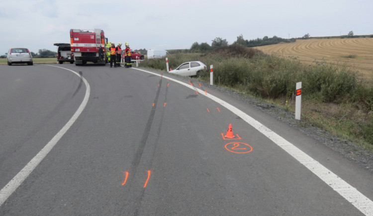 Šestaosmdesátiletý muž jel příliš rychle a skončil v příkopu. On i jeho spolujezdkyně jsou v nemocnici