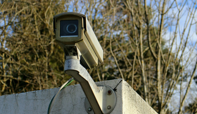 Zloděj se vloupal na pozemek u chaty a odnesl si kameru s nočním viděním i alarm