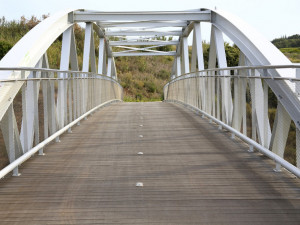 Zloděj ukradl dva díly zábradlí mostu, který vede přes dálnici D35