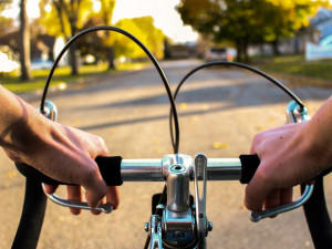 Mladá řidička nedala přednost seniorovi, který jel na kole. Muž po srážce skončil v nemocnici