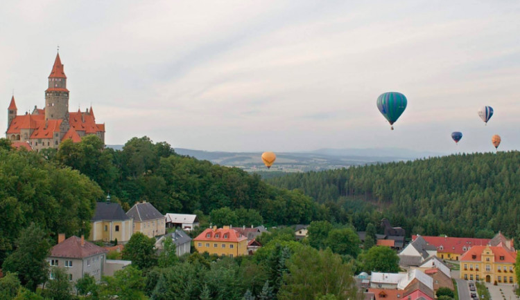 Nebe nad Bouzovem příští pátek a sobotu opět zaplní horkovzdušné balóny