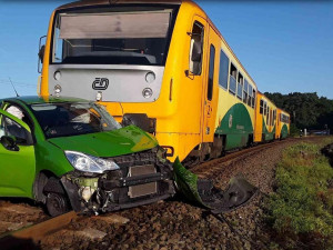 FOTO: Na přejezdu u Olomouce se srazil vlak s autem, zranily se dvě ženy