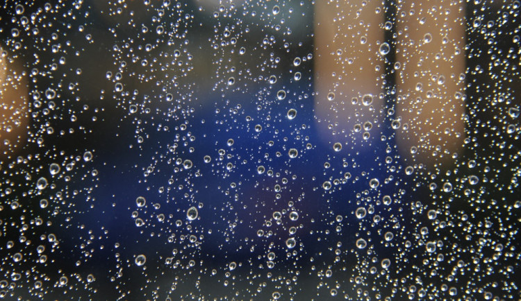 POČASÍ NA ÚTERÝ: Ochladí se, bude zataženo a zaprší