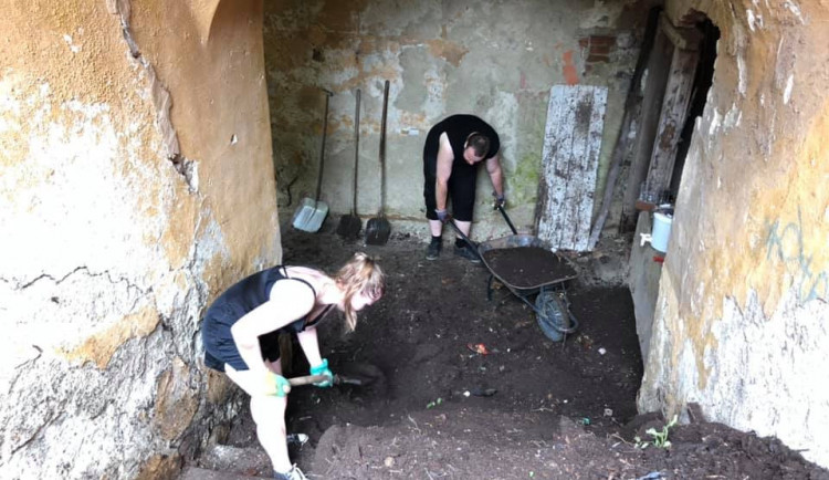FOTO: Dobrovolníci o víkendu po letech odhalili schody Cikánské branky, byly ukryty pod vrstvou kompostu a odpadků