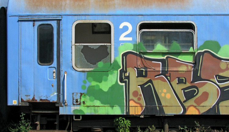 Vandal posprejoval vlak na odstavné koleji hlavního nádraží. Způsobil škodu za dvacet tisíc