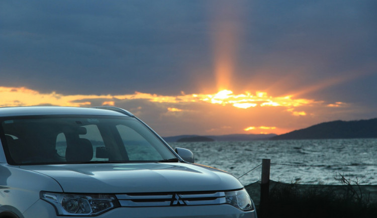 Vandal poškodil zaparkované Mitsubishi. Udělal rýhy na dveřích od kufru a blatníku