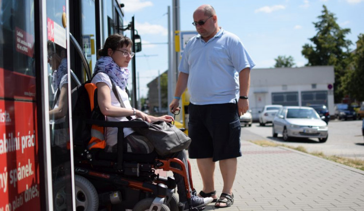 Jak se žije v Olomouci lidem na invalidním vozíku? Projeli jsme město se Zdeňkou Vyoralovou