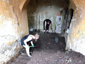 FOTO: Dobrovolníci o víkendu po letech odhalili schody Cikánské branky, byly ukryty pod vrstvou kompostu a odpadků