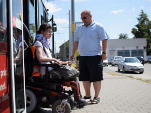 Jak se žije v Olomouci lidem na invalidním vozíku? Projeli jsme město se Zdeňkou Vyoralovou