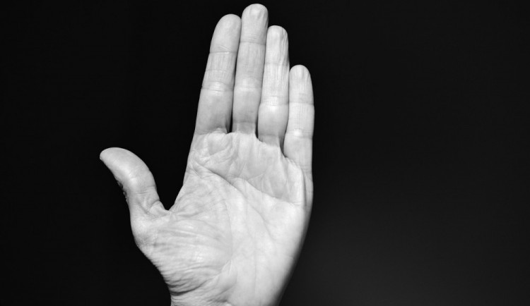 Při partnerské hádce létaly facky. Muž pak sebral ženě auto a odjel pryč