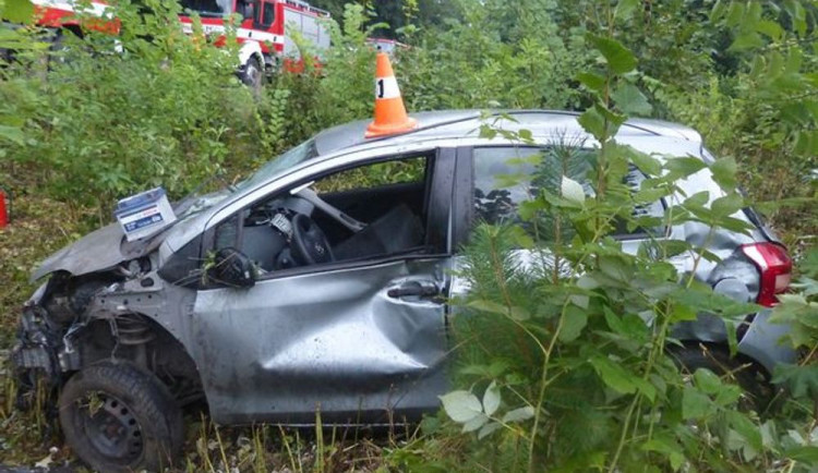 Řidič dostal v zatáčce na mokré silnici smyk. Došlo k nehodě a muž skončil v nemocnici