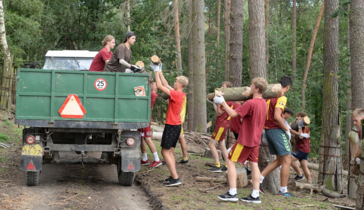 FOTO: Házenkáři pražské Dukly pomohli uklidit olomouckou zoo. Šlo o součást soustředění