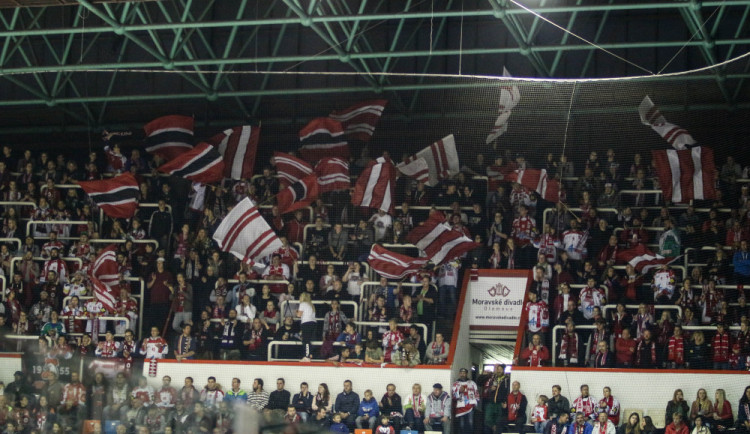Opilí fanoušci po hokeji napadli strážníka, demolovali značky a popelnice. Skončili na záchytce
