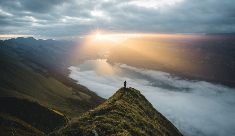 POČASÍ NA ČTVRTEK: Ráno budou mlhy, přes den jasno až polojasno