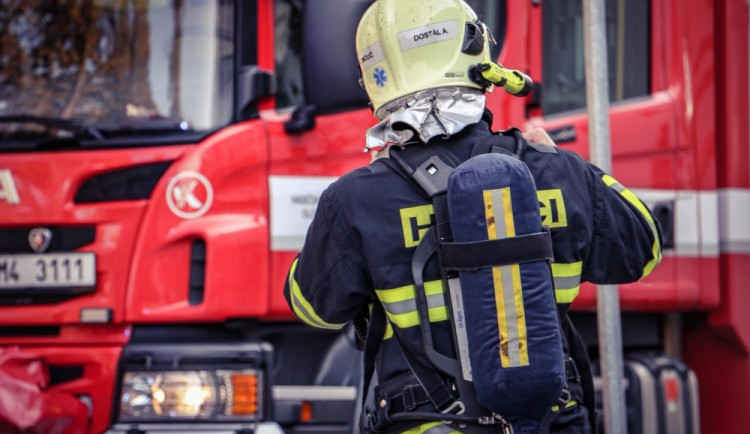 Krajští hasiči zaznamenali více zásahů než loni. Vyrážejí k požárům, následkům bouří i technickým závadám