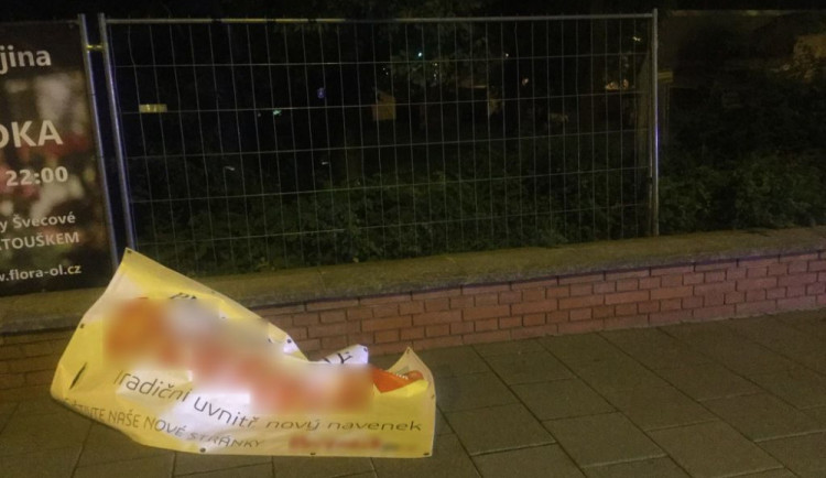 Devatenáctiletý mladík v noci poškodil reklamní plakát. Chytil ho pracovník ostrahy výstaviště Flora