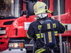 Krajští hasiči zaznamenali více zásahů než loni. Vyrážejí k požárům, následkům bouří i technickým závadám