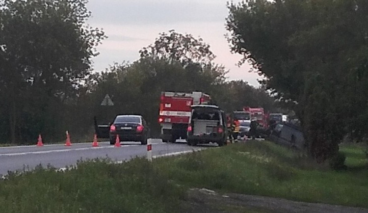 AKTUÁLNĚ: Nehoda tří aut dnes ráno uzavřela silnici mezi Olomoucí a Přerovem