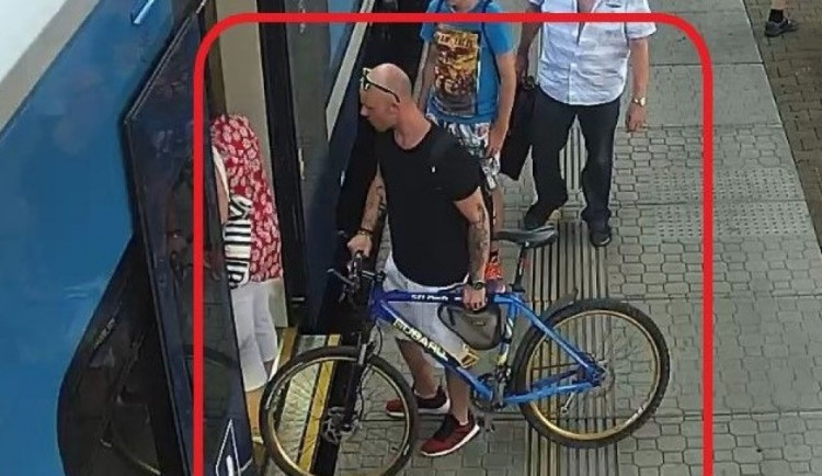 Muž z fotografie je podezřelý z krádeže kola. Pátrá po něm policie
