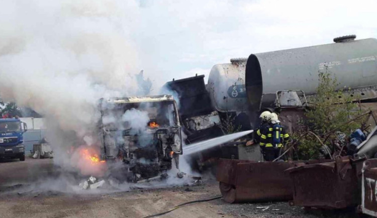 V přerovském metalšrotu hořelo nákladní auto. Požár způsobil škodu za tři miliony