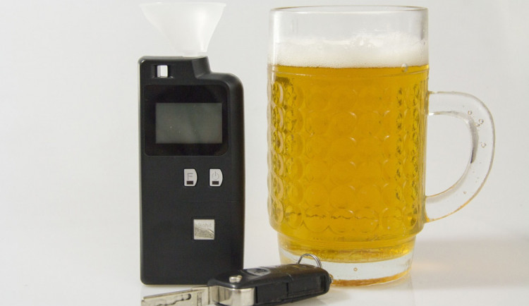 Opilý muž nasedl do auta a odjel pryč. Strážníci ho zastavili, nadýchal 2,84 promile