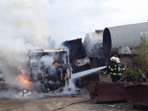 V přerovském metalšrotu hořelo nákladní auto. Požár způsobil škodu za tři miliony