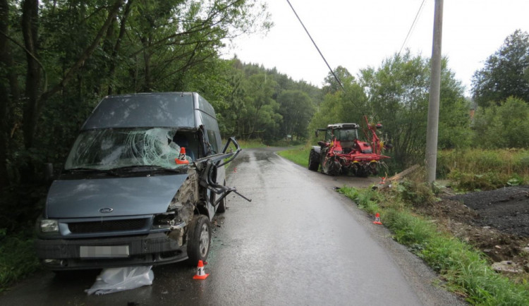 Opilý řidič traktoru, který neměl řidičák, naboural do dodávky. Traktoru navíc chyběla poznávací značka